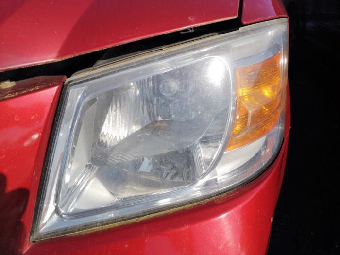 Używane Reflektor lewy Dodge Grand Caravan 3.8 Cena na żądanie oferowane przez Bongers Auto-Onderdelen Zeeland