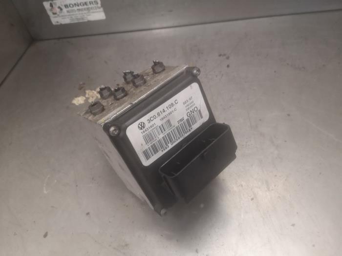 Begagnade ABS-pump Volkswagen Passat Variant (3C5) 2.0 TDI 16V 135 Pris på förfrågan erbjuds av Bongers Auto-Onderdelen Zeeland