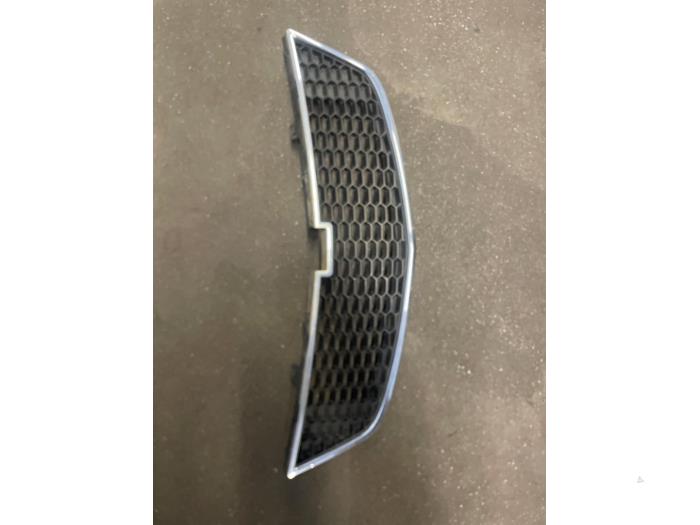 Begagnade Grill Chevrolet Spark (M300) 1.0 16V Pris på förfrågan erbjuds av Bongers Auto-Onderdelen Zeeland