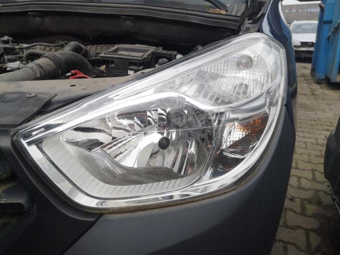 Używane Reflektor lewy Dacia Dokker Express (8S) 1.6 16V LPG Cena na żądanie oferowane przez Bongers Auto-Onderdelen Zeeland