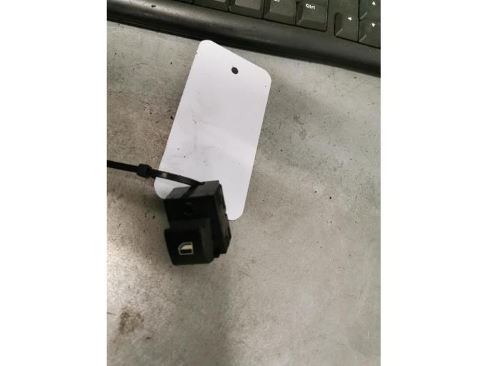 Usados Interruptor de ventanilla eléctrica BMW Z4 Roadster (E85) 2.5 24V Precio de solicitud ofrecido por Bongers Auto-Onderdelen Zeeland