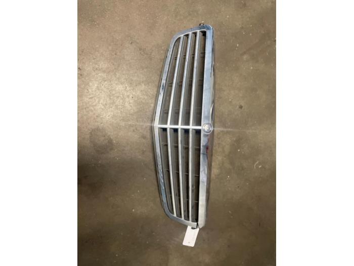 Begagnade Grill Mercedes C (W204) 2.2 C-200 CDI 16V BlueEFFICIENCY Pris på förfrågan erbjuds av Bongers Auto-Onderdelen Zeeland