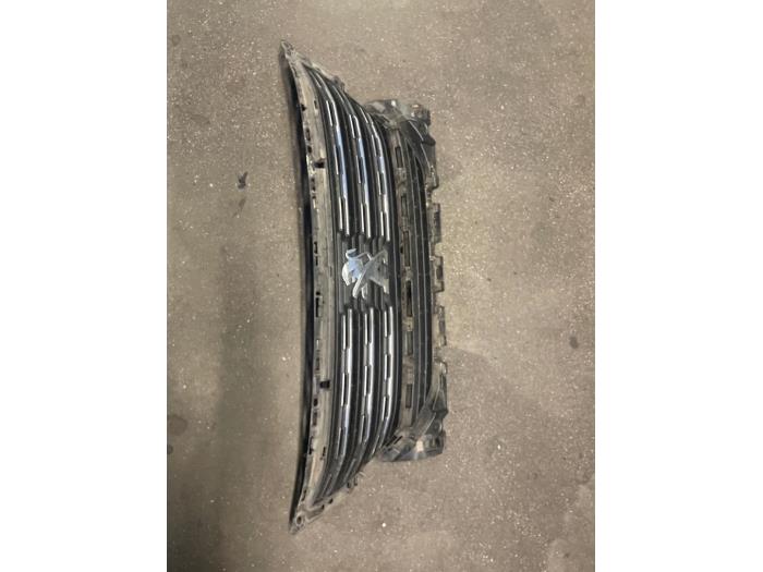 Używane Grill Peugeot 5008 II (M4/MC/MJ/MR) 1.2 12V e-THP PureTech 130 Cena na żądanie oferowane przez Bongers Auto-Onderdelen Zeeland