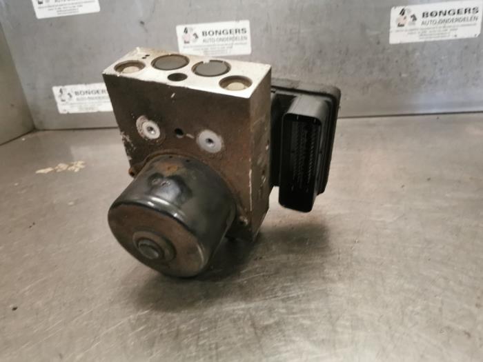 Usagé Bloc ABS Volkswagen Transporter T5 1.9 TDi Prix sur demande proposé par Bongers Auto-Onderdelen Zeeland