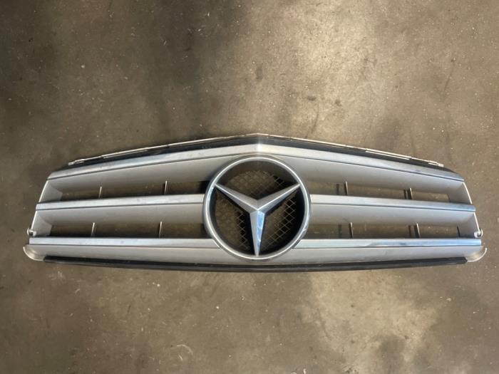 Begagnade Grill Mercedes C (W204) 1.8 C-200K 16V Pris på förfrågan erbjuds av Bongers Auto-Onderdelen Zeeland