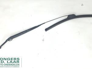 Used Front wiper arm Hyundai Santa Fe I 2.4 16V 4x2 Price on request offered by Bongers Auto-Onderdelen Zeeland
