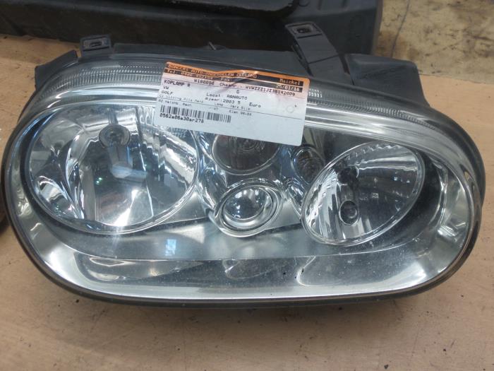 Headlight, right from a Volkswagen Golf IV (1J1) 1.9 SDI 2003