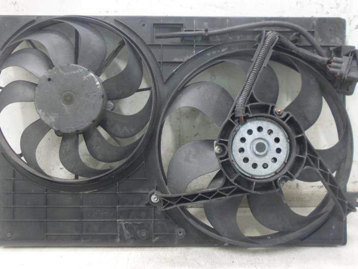 Cooling fans from a Volkswagen Polo IV (9N1/2/3) 1.2 12V 2004