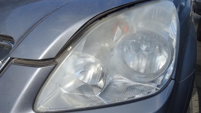 Headlight, left from a Honda CR-V (RD6/7/8) 2.2 CTDi 16V 2006