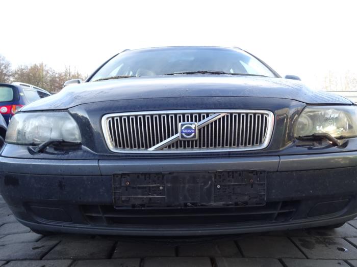 Front bumper from a Volvo V70 (SW) 2.4 D 20V 2004