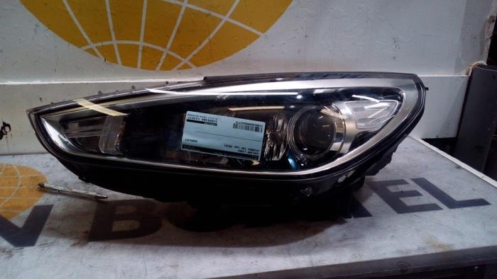 Headlight, left Hyundai i30 Wagon 1.4 T-GDI 16V - G4921220