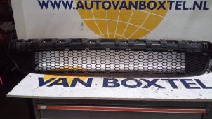 Used Bumper grille Renault Trafic (1FL/2FL/3FL/4FL) 1.6 dCi 90 Price on request offered by Autodemontagebedrijf van Boxtel