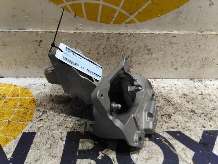 Used Engine mount Renault Kangoo (RK..) E-Tech Electric Price € 101,64 Inclusive VAT offered by Autodemontagebedrijf van Boxtel
