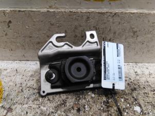 Used Gearbox mount Dacia Duster (SR) 1.3 TCE 150 16V 4x4 Price € 63,53 Inclusive VAT offered by Autodemontagebedrijf van Boxtel