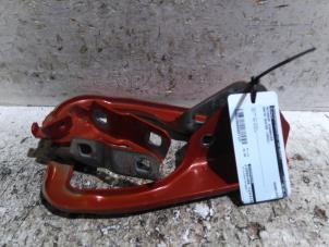 Used Bonnet Hinge Dacia Duster (SR) 1.3 TCE 150 16V 4x4 Price € 50,82 Inclusive VAT offered by Autodemontagebedrijf van Boxtel