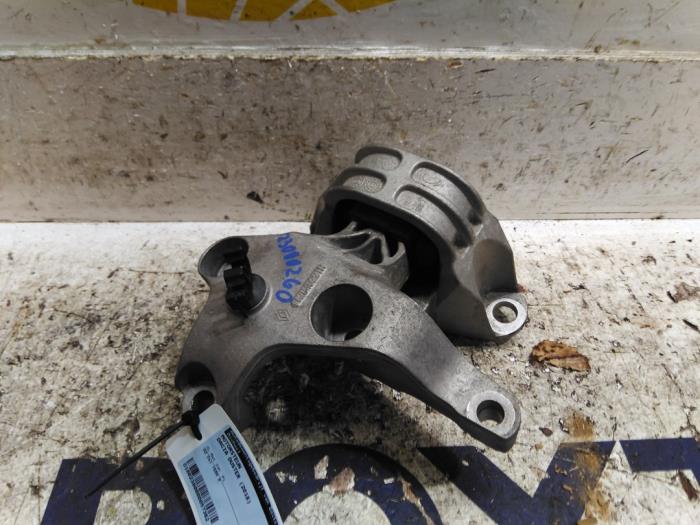 Used Engine mount Dacia Duster (HS) 1.5 dCi 4x4 Price on request offered by Autodemontagebedrijf van Boxtel