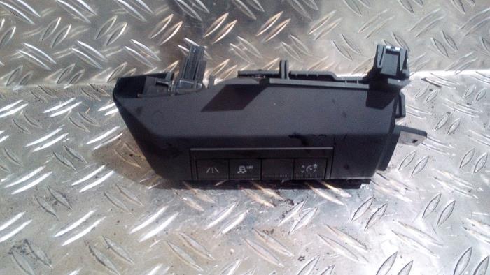 Usados Interruptor Renault Megane E-Tech (RCB) 60 kWh Precio € 50,82 IVA incluido ofrecido por Autodemontagebedrijf van Boxtel