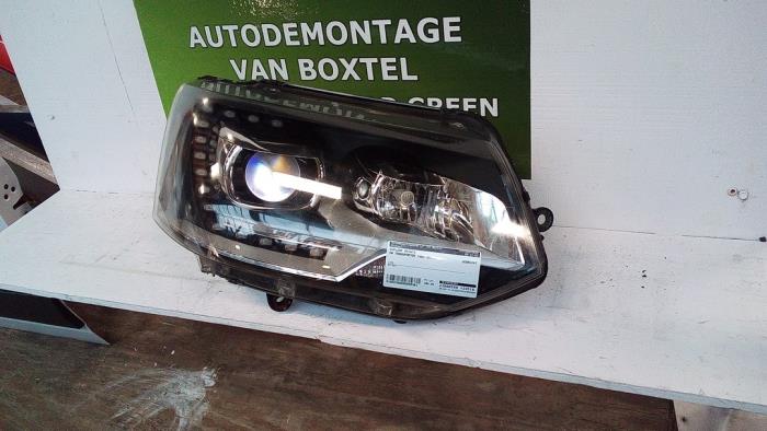 Headlight, right from a Volkswagen Multivan T5 (7E/7HC/7HF/7HM) 2.0 TSI 16V 4Motion 2011