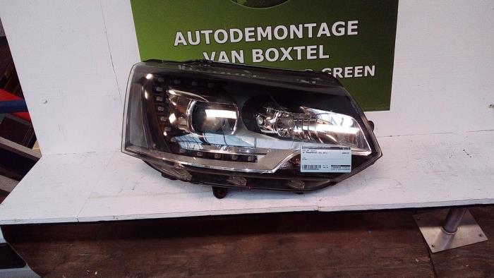 Headlight, right from a Volkswagen Multivan T5 (7E/7HC/7HF/7HM) 2.0 TSI 16V 4Motion 2011