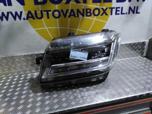 Używane Reflektor lewy Volkswagen Crafter Cena € 889,35 Z VAT oferowane przez Autodemontagebedrijf van Boxtel