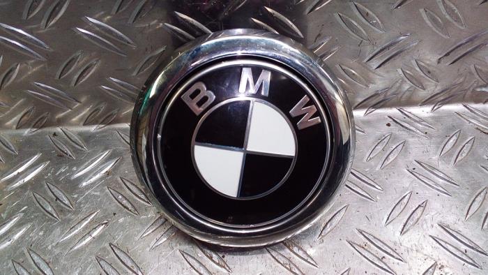 Używane Emblemat BMW 1 serie (F20) 116d 1.5 12V TwinPower Cena € 50,82 Z VAT oferowane przez Autodemontagebedrijf van Boxtel