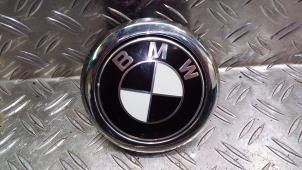 Used Emblem BMW 1 serie (F20) 116d 1.5 12V TwinPower Price € 63,53 Inclusive VAT offered by Autodemontagebedrijf van Boxtel