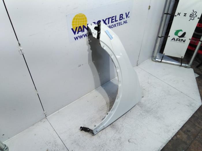 Front wing, left from a Nissan Qashqai (J11) 1.2 DIG-T 16V 2015