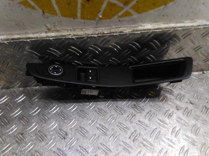 Usados Interruptor combinado de ventanillas Hyundai i20 (GBB) 1.2i 16V Precio € 50,82 IVA incluido ofrecido por Autodemontagebedrijf van Boxtel