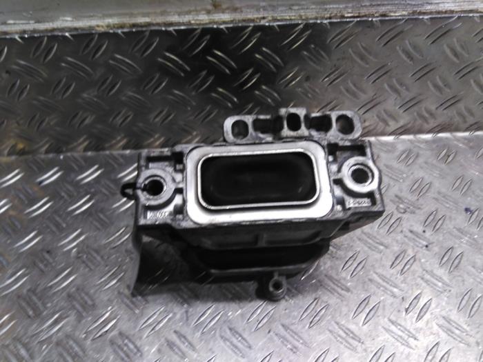 Engine mount from a Volkswagen Caddy IV 2.0 TDI 102 2017