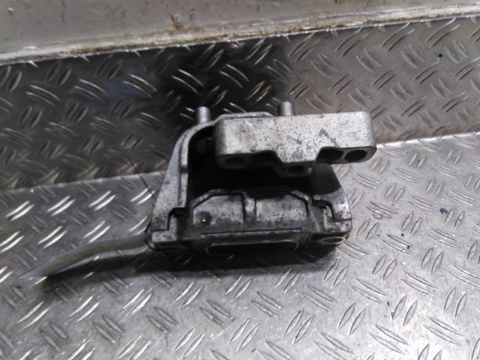Engine mount from a Volkswagen Caddy IV 2.0 TDI 102 2017