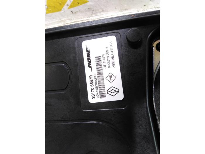 Subwoofer from a Renault Clio IV (5R) 0.9 Energy TCE 90 12V 2019