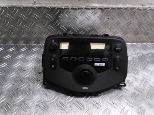 Gebrauchte Radio Peugeot 108 1.0 12V VVT-i Preis € 63,53 Mit Mehrwertsteuer angeboten von Autodemontagebedrijf van Boxtel