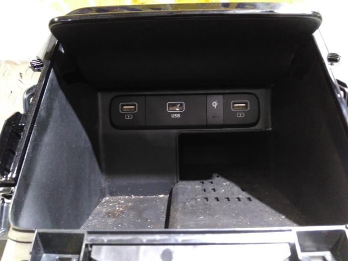 AUX / USB-Anschluss van een Kia Sorento IV (MQ4)  2022