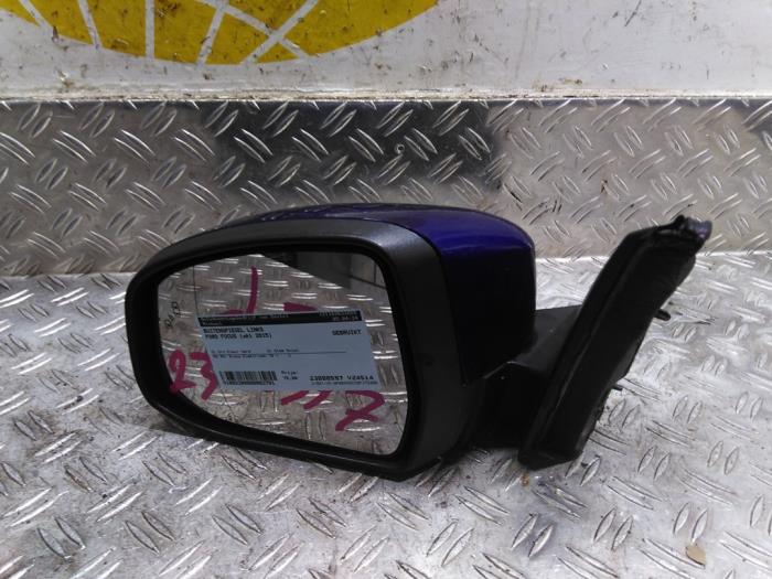 Außenspiegel links van een Ford Focus 3 Wagon 1.0 Ti-VCT EcoBoost 12V 125 2015