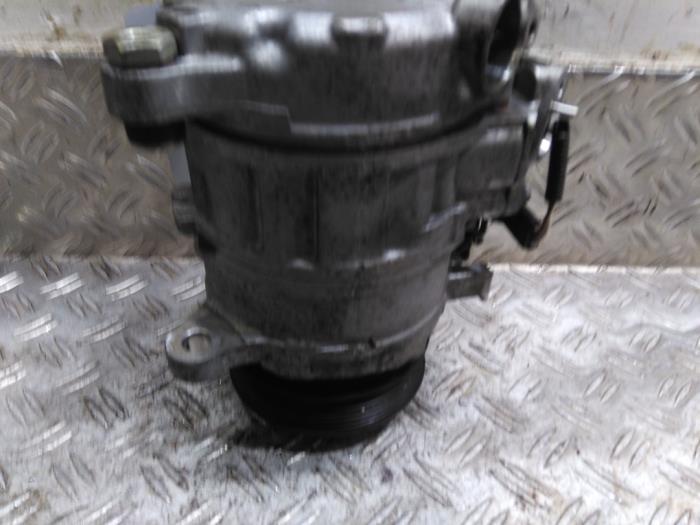 Air conditioning pump from a BMW 5 serie (F10) 520i 16V 2013