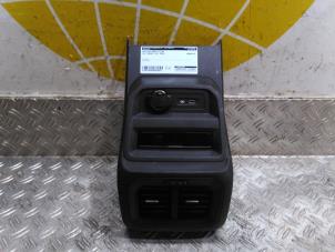 Usagé Connexion USB Volkswagen Tiguan (AD1) 1.4 TSI eHybrid 16V Prix € 50,82 Prix TTC proposé par Autodemontagebedrijf van Boxtel