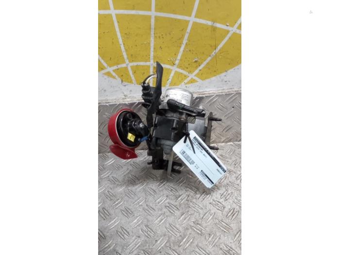 Begagnade Extra vattenpump Renault Clio IV (5R) 1.6 Turbo 16V RS 220 EDC Trophy Pris € 21,00 Marginaltabell erbjuds av Autodemontagebedrijf van Boxtel