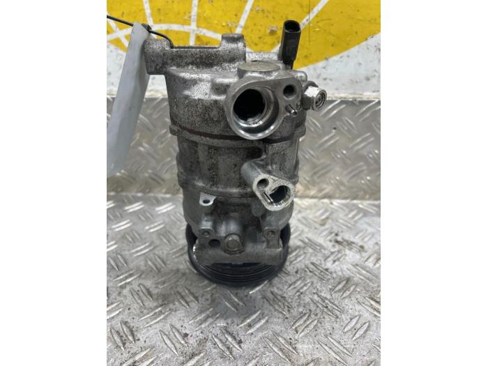 Usagé Compresseur de clim Volkswagen Polo VI (AW1) 1.0 MPI 12V Prix € 42,00 Règlement à la marge proposé par Autodemontagebedrijf van Boxtel
