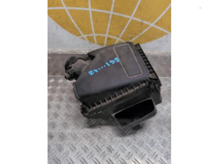 Begagnade Luftfilterhus Ford Focus 4 1.0 Ti-VCT EcoBoost 12V 125 Pris € 42,00 Marginaltabell erbjuds av Autodemontagebedrijf van Boxtel