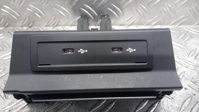 Używane Wtyczka USB Mercedes CLA Shooting Brake (118.6) 1.3 CLA-200 Turbo 16V Cena € 42,00 Procedura marży oferowane przez Autodemontagebedrijf van Boxtel