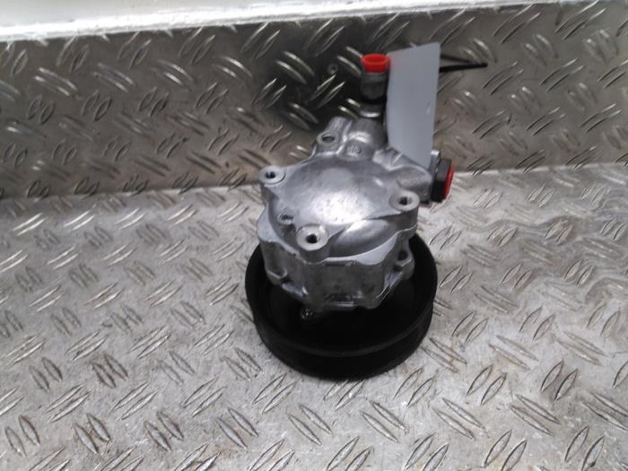 Usagé Pompe de direction Renault Master III (EV/HV/UV/VA/VB/VD/VF/VG/VJ) 2.3 dCi 150 16V FWD Prix € 84,00 Règlement à la marge proposé par Autodemontagebedrijf van Boxtel