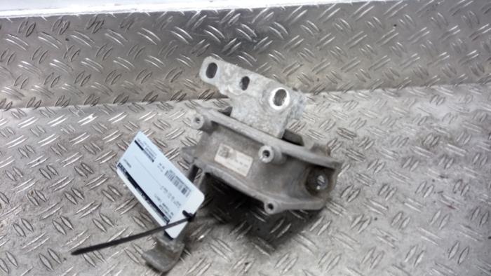 Used Engine mount Volkswagen Caddy IV 2.0 TDI 150 Price € 42,00 Margin scheme offered by Autodemontagebedrijf van Boxtel