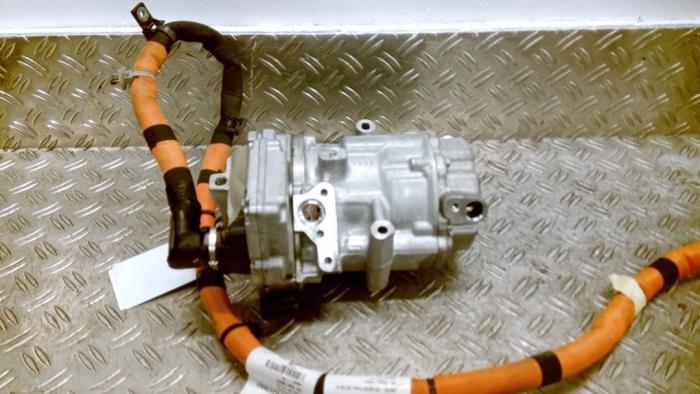 Usagé Pompe clim Renault Clio V (RJAB) 1.6 E-Tech 145 16V Prix € 262,50 Règlement à la marge proposé par Autodemontagebedrijf van Boxtel
