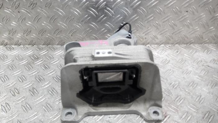 Used Engine mount Renault Master III (FV) 2.3 dCi 110 16V FWD Price € 52,50 Margin scheme offered by Autodemontagebedrijf van Boxtel