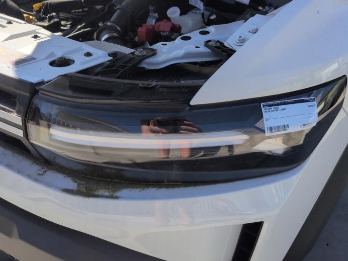 Strålkastare, vänster från en Dacia Duster (DJF) 1.0 Eco-G 12V 2024