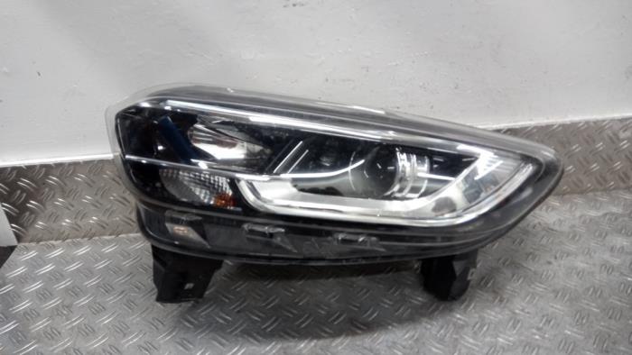 Używane Reflektor lewy Renault Kadjar (RFEH) 1.2 Energy TCE 130 Cena € 420,00 Procedura marży oferowane przez Autodemontagebedrijf van Boxtel