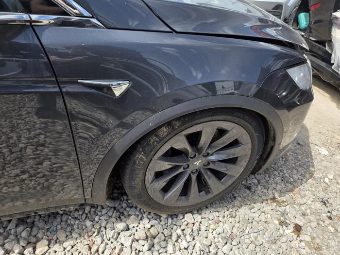 Używane Blotnik prawy przód Tesla Model X 75D Cena € 682,50 Procedura marży oferowane przez Autodemontagebedrijf van Boxtel