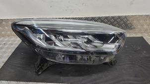 Używane Reflektor prawy Renault Captur (2R) 0.9 Energy TCE 12V Cena € 367,50 Procedura marży oferowane przez Autodemontagebedrijf van Boxtel