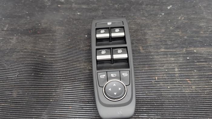 Usados Interruptor combinado de ventanillas Renault Austral 1.2 E-Tech Full Hybrid 200 Precio € 105,00 Norma de margen ofrecido por Autodemontagebedrijf van Boxtel