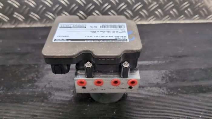 Gebrauchte ABS Pumpe Mercedes Sprinter Tourer 3,5t (907.7) 319 CDI 2.0 D RWD Preis € 315,00 Margenregelung angeboten von Autodemontagebedrijf van Boxtel